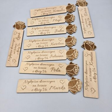 Personalizowana drewniana zakładka do książki z różą
