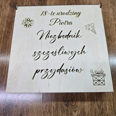 Niezbędnik na 18 urodziny z receptą – personalizowane drewniane pudełko