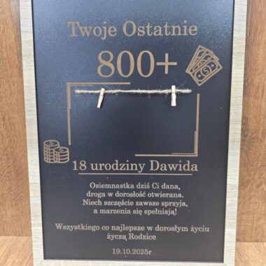 Drewniana tabliczka na 18 urodziny „Twoje ostatnie 800+” – personalizowany prezent
