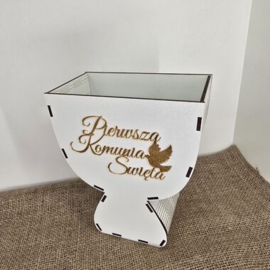 Personalizowany kielich komunijny – dekoracja na Komunię
