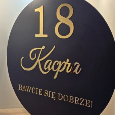 Personalizowane Koło na 18 Urodziny – dekoracja na salę