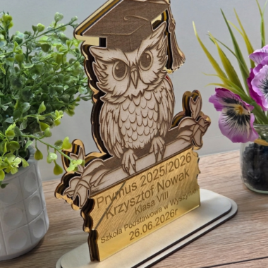 Statuetka Prymus z Sową – Personalizowana Nagroda dla Ucznia