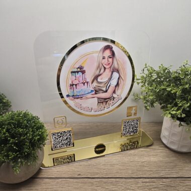 Personalizowany stojak Social Media z kodami QR