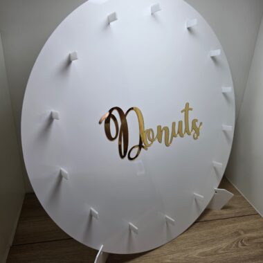 Stojak na donaty z plexi – biały, personalizowany 14 donatów 58 cm